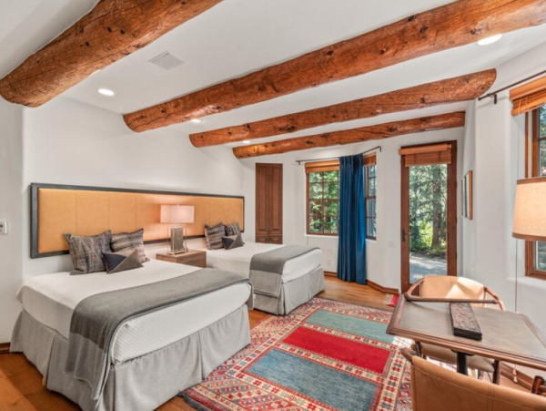 Luxurious Ski-in/ Ski-out Vacation Home - Family-Friendly Retreat